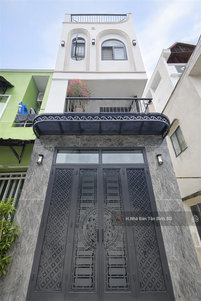 Nhà đang rập rình chủ vẫn chưa nhận cọc. căn nhà ngon 3 tầng 3 phòng ngủ hẻm 6m.