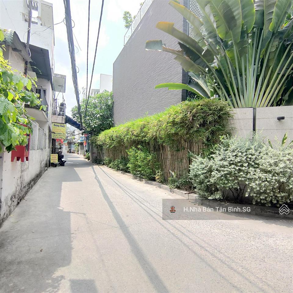 Có căn nhà nhỏ xinh 2 tầng hẻm xe hơi nằm ngay cạnh phạm văn bạch. ở ngay.