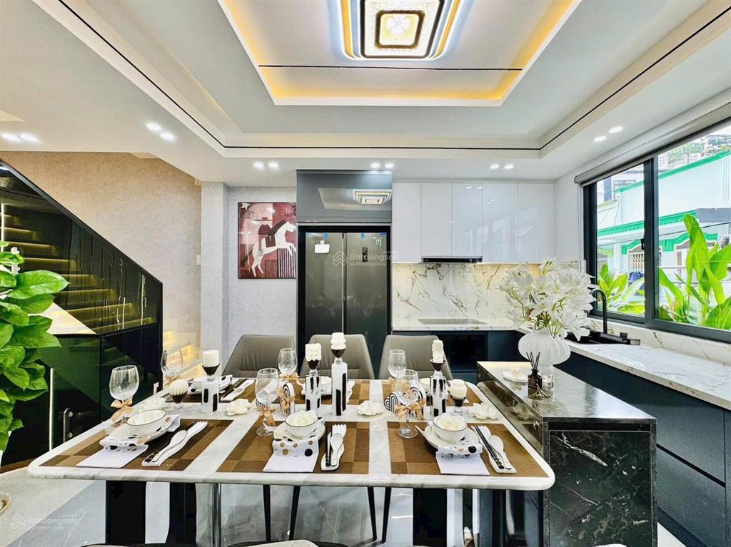 Nhà mới xây ngay phạm văn bạch. căn nhà 4 tầng đủ tiện nghi. xem là chốt