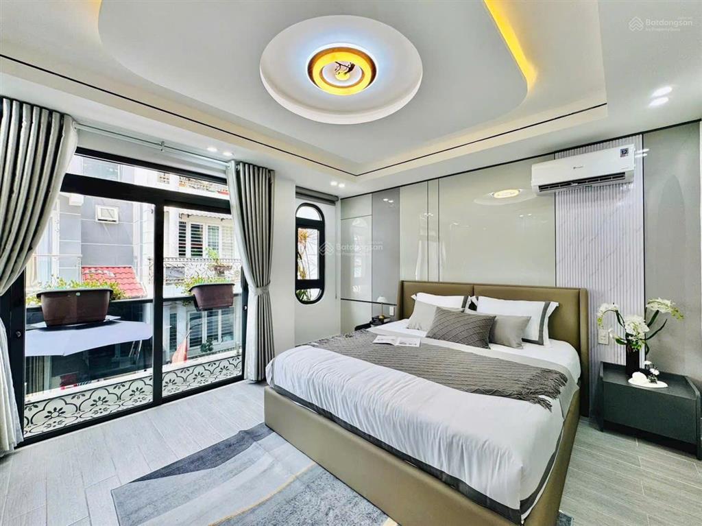 Nhà mới xây ngay phạm văn bạch. căn nhà 4 tầng đủ tiện nghi. xem là chốt