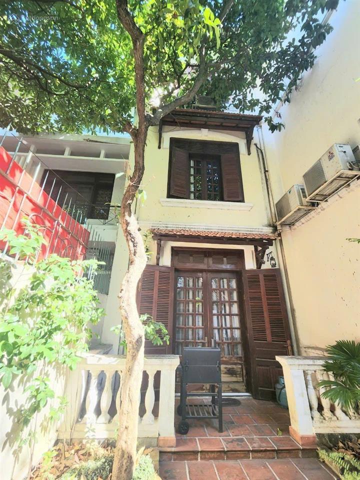 Bán biệt thự kiểu pháp hồ bơi, sân vườn trung tâm quận 3 đường trần quốc thảo sẳn hdt