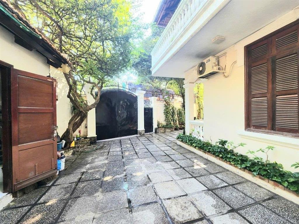 Bán biệt thự kiểu pháp hồ bơi, sân vườn trung tâm quận 3 đường trần quốc thảo sẳn hdt