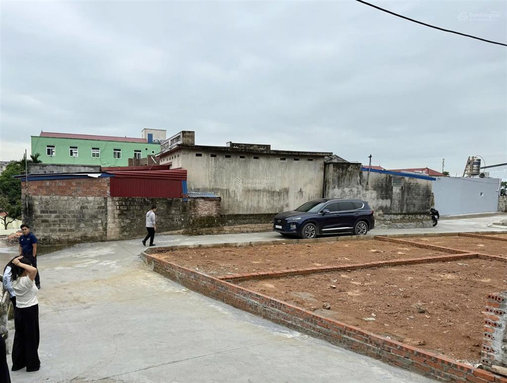 Bán đất trung tâm núi đèo, ngay sau trường học, ô tô đỗ cửa, giá 860 triệu