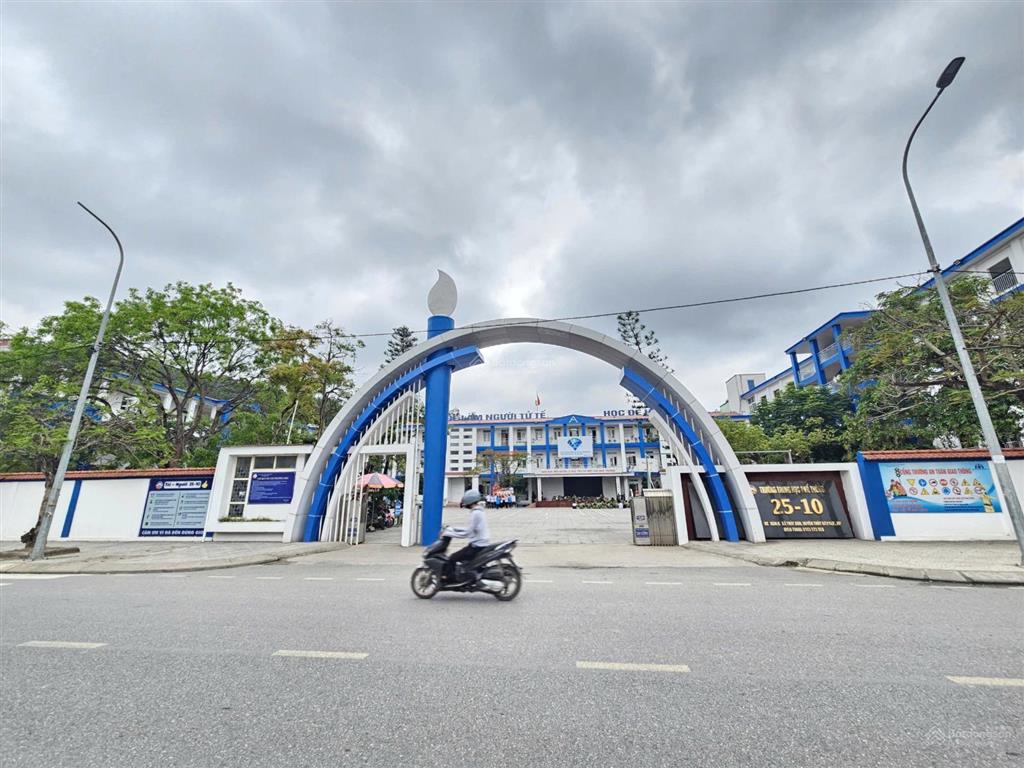 Bán đất trung tâm núi đèo, ngay sau trường học, ô tô đỗ cửa, giá 860 triệu