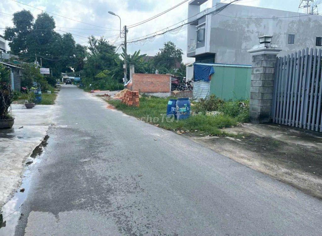 SÁT BÊN CHỢ VIỆT KIỀU. BÁN ĐẤT 305M2 TÂN THÔNG. 630 TRIỆU. SHR