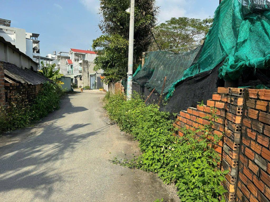 BÁN ĐẤT LONG BÌNH, QUẬN 9 - DT 1000M2 - SHR - 38.5 TỶ. LH:0907511230 - 0908334579.