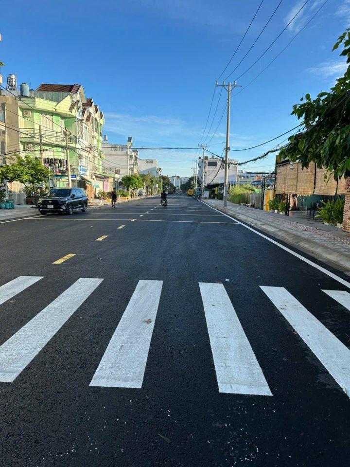 NHÀ VỊ TRÍ ĐẸP NGAY TRUNG TÂM THỊ TRẤN NHÀ BÈ, (95.7M2) CHỈ 7.45 TỶ. LH;0903442958.
