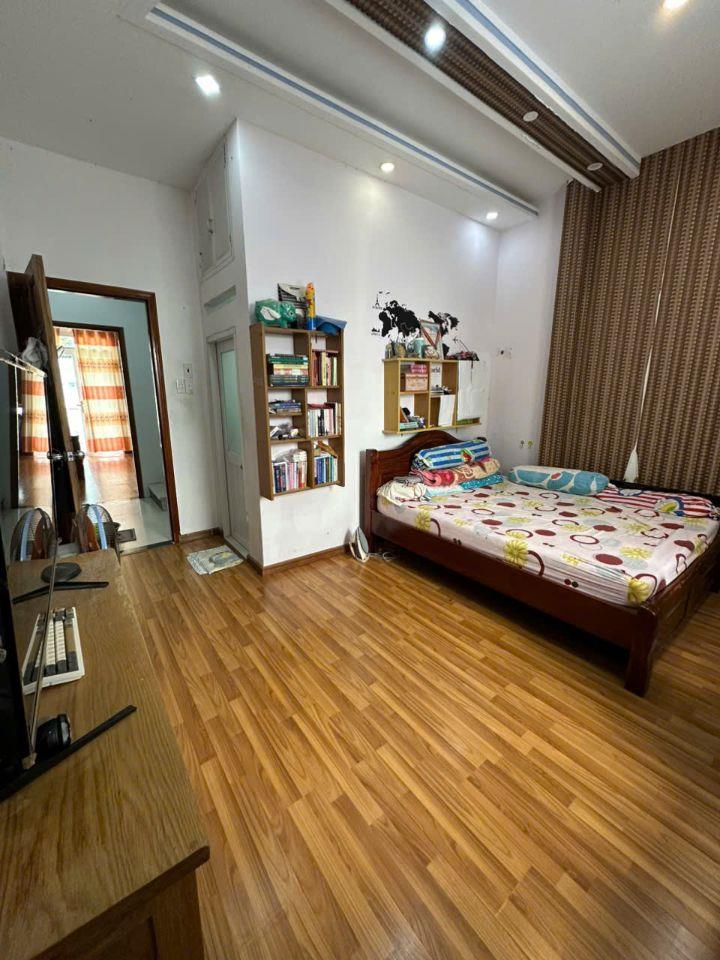 NHÀ VỊ TRÍ ĐẸP NGAY TRUNG TÂM THỊ TRẤN NHÀ BÈ, (95.7M2) CHỈ 7.45 TỶ. LH;0903442958.