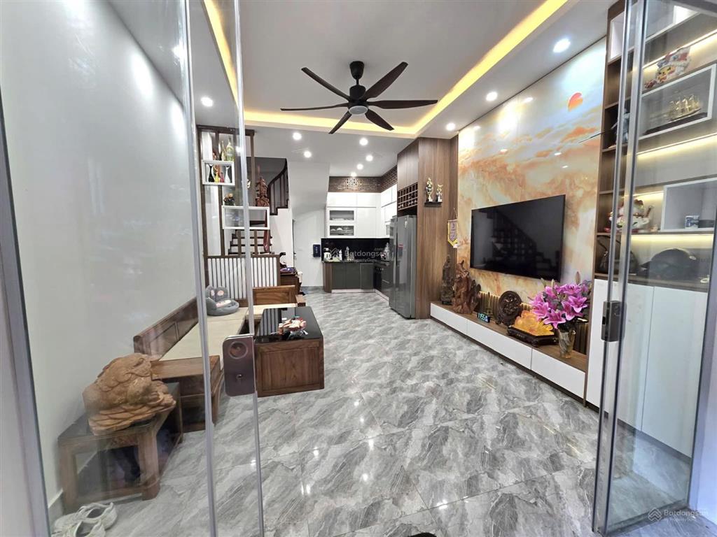 8,6 tỷ  dt 39m2, mt 4,6m, 2 mặt ngõ thoáng, thông vòng quanh, cực gần ô tô, nhà đẹp lung linh