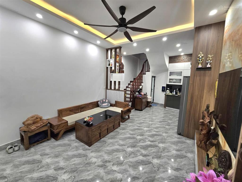 8,6 tỷ  dt 39m2, mt 4,6m, 2 mặt ngõ thoáng, thông vòng quanh, cực gần ô tô, nhà đẹp lung linh