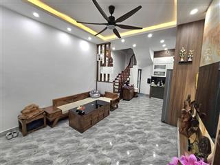 8,6 tỷ  dt 39m2, mt 4,6m, 2 mặt ngõ thoáng, thông vòng quanh, cực gần ô tô, nhà đẹp lung linh