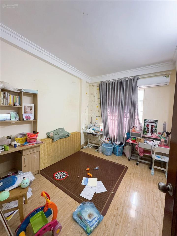 6 tỷ mặt ngõ nông, vài bước ra mp dt 33m2* 5 tầng hàng xóm kđt linh đàm