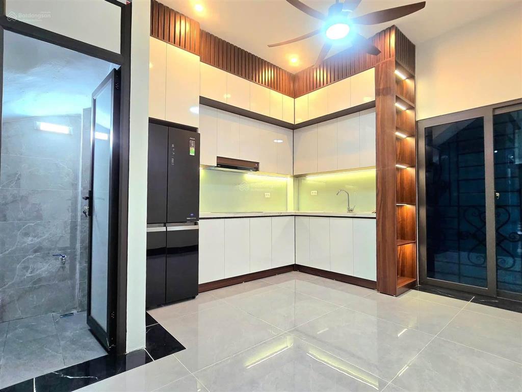 8,9 tỷ ngõ thông 7 tầng thang máy mới keng dt 39m2 mt 5,7m2