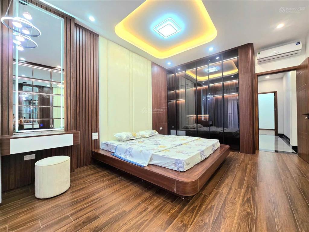8,9 tỷ ngõ thông 7 tầng thang máy mới keng dt 39m2 mt 5,7m2