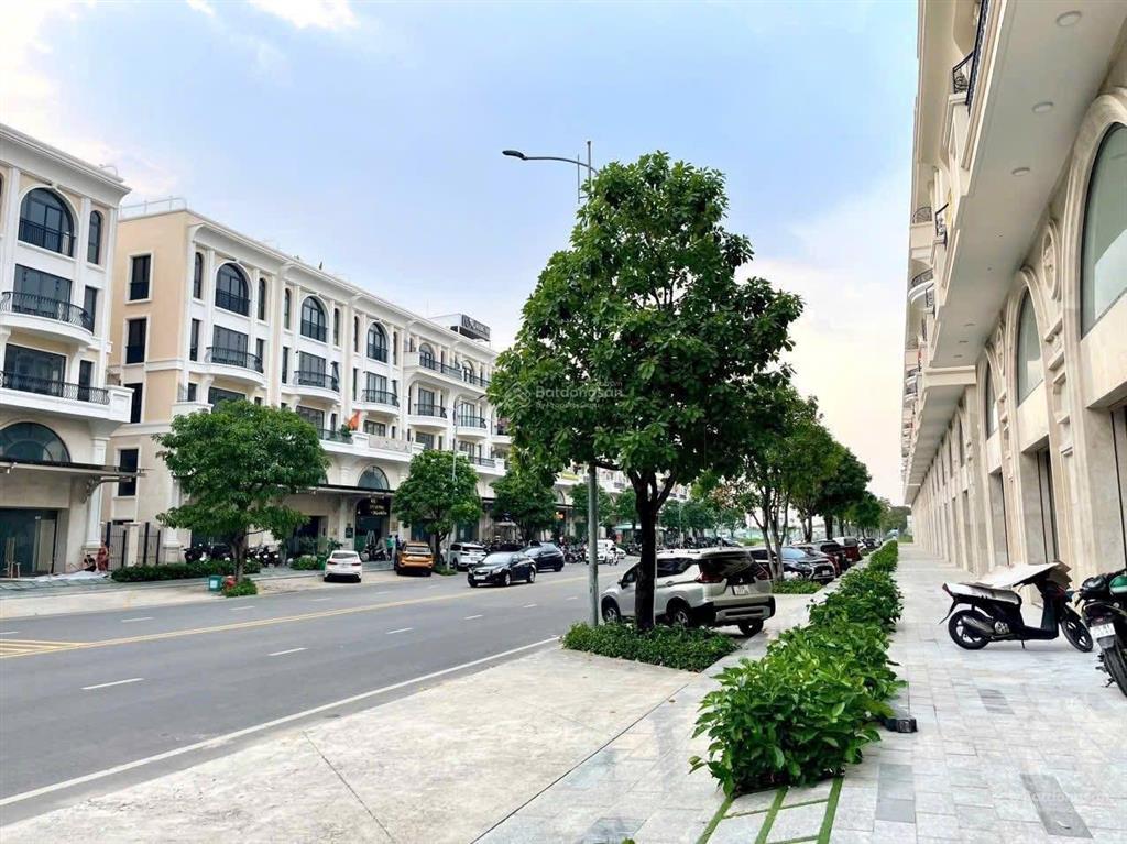 Mặt tiền shophouse đinh thị thi 154m2, hầm âm phố đi bộ royal thanh toán theo tiến độ từ cđt 11 đợt