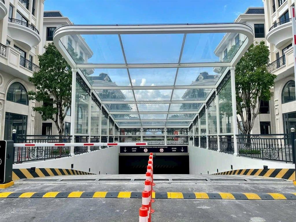Mặt tiền shophouse đinh thị thi 154m2, hầm âm phố đi bộ royal thanh toán theo tiến độ từ cđt 11 đợt