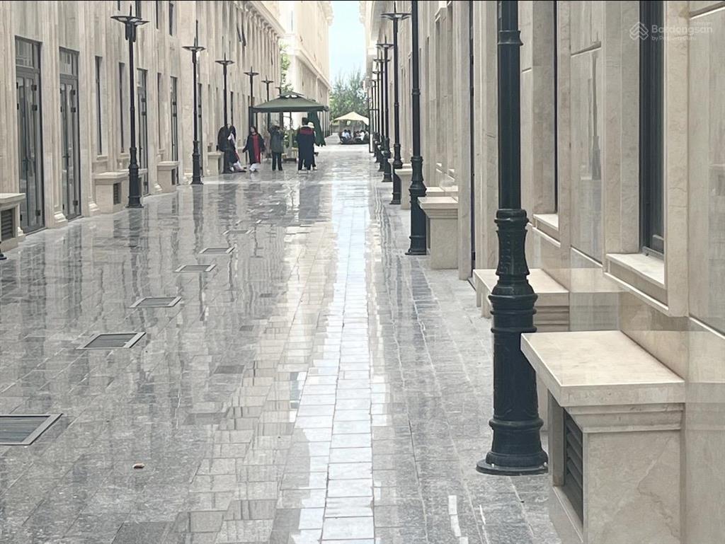 Mặt tiền shophouse đinh thị thi 154m2, hầm âm phố đi bộ royal thanh toán theo tiến độ từ cđt 11 đợt