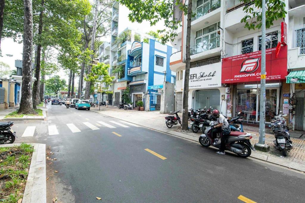 Bán nhà mặt tiền ngay trung tâm quận 5. dt 4x20m. kết cấu 4 tầng, giá chỉ 38 tỷ