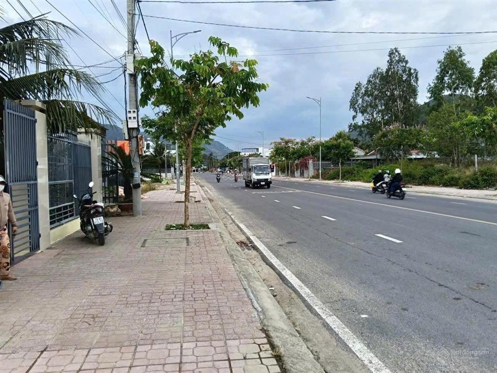 Bán lô đất mặt tiền phong châu đường giao lộ 22m