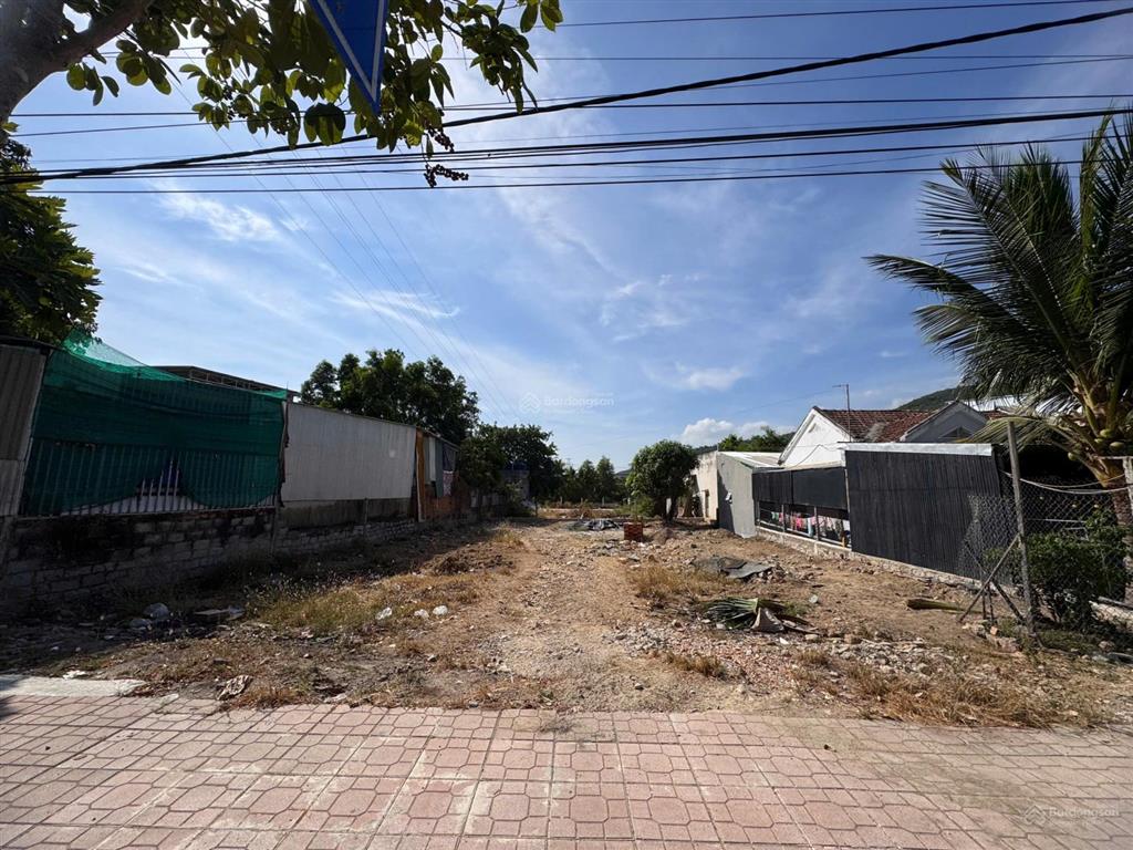 Bán lô đất mặt tiền phong châu đường giao lộ 22m