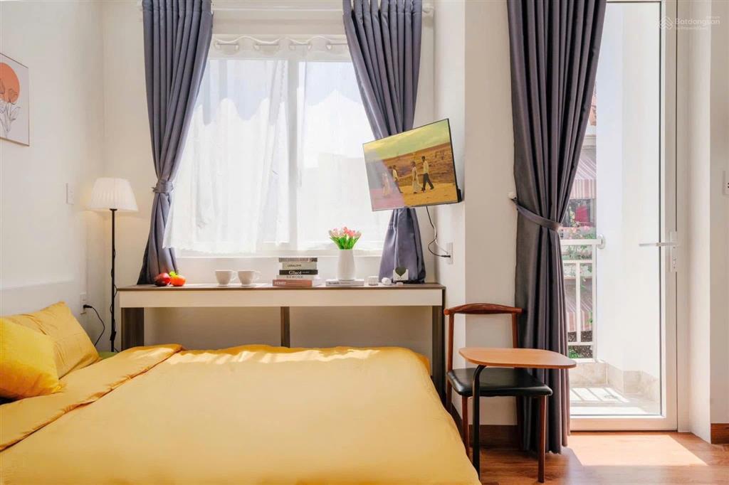 Phòng trọ ban công 35m2, full nội thất ngay chợ tân định, hồ con rùa, công viên lê văn tám quận 1
