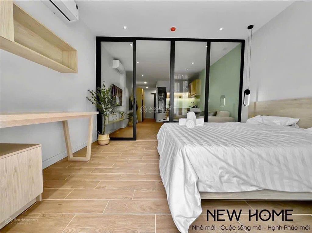 Căn hộ 1 phòng ngủ ban công 40m2 quận 1 full nội thất, bồn tắm, sofa