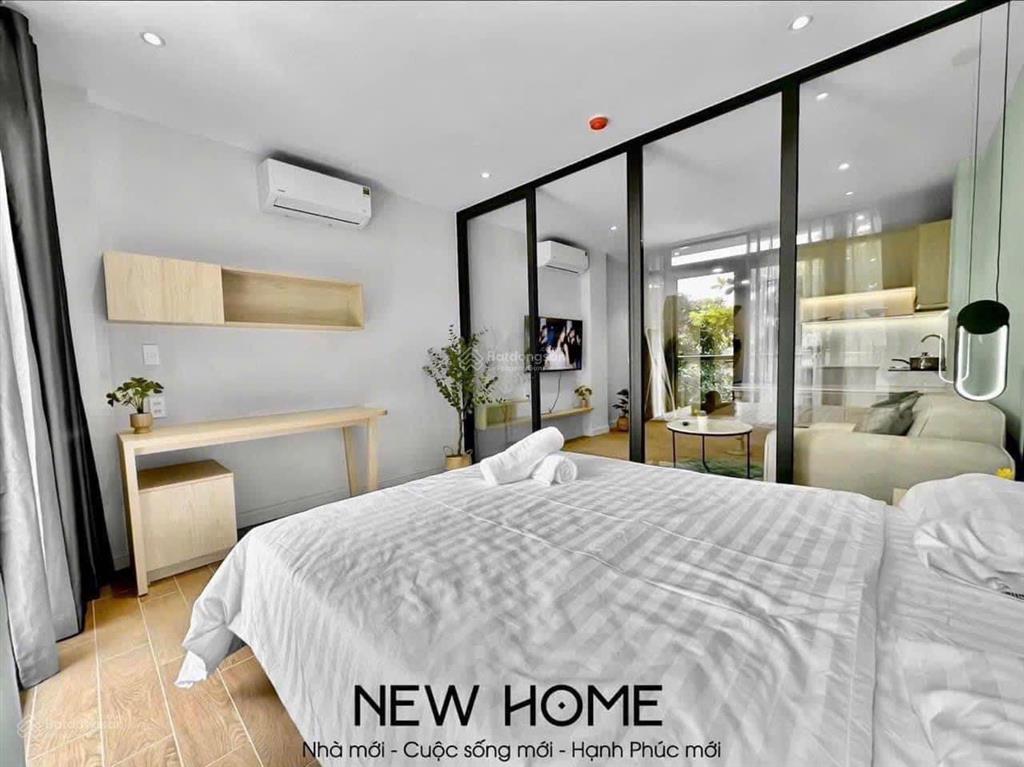 Căn hộ 1 phòng ngủ ban công 40m2 quận 1 full nội thất, bồn tắm, sofa