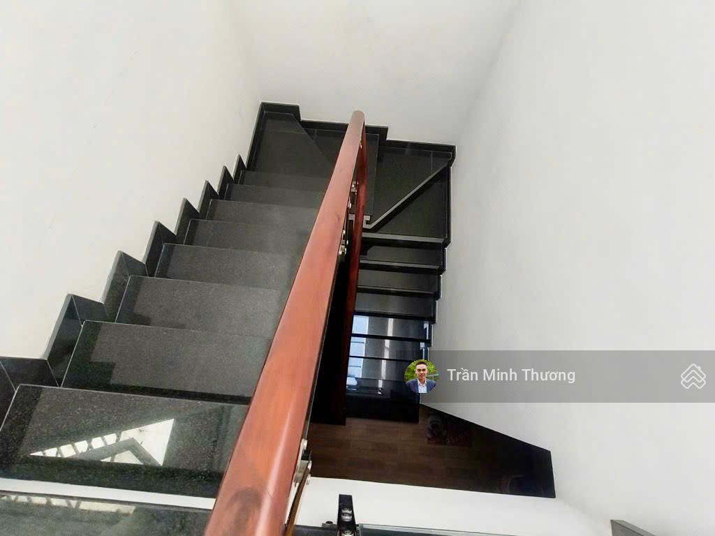 Bán nhà 3 tầng  ôtô đỗ cửa  gần lê văn việt  ngã 4 thủ đức  metro