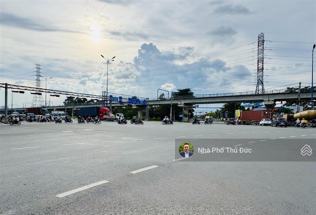 Bán nhà mặt tiền 3 tầng  sân đỗ ôtô  gần đỗ xuân hợp  metro