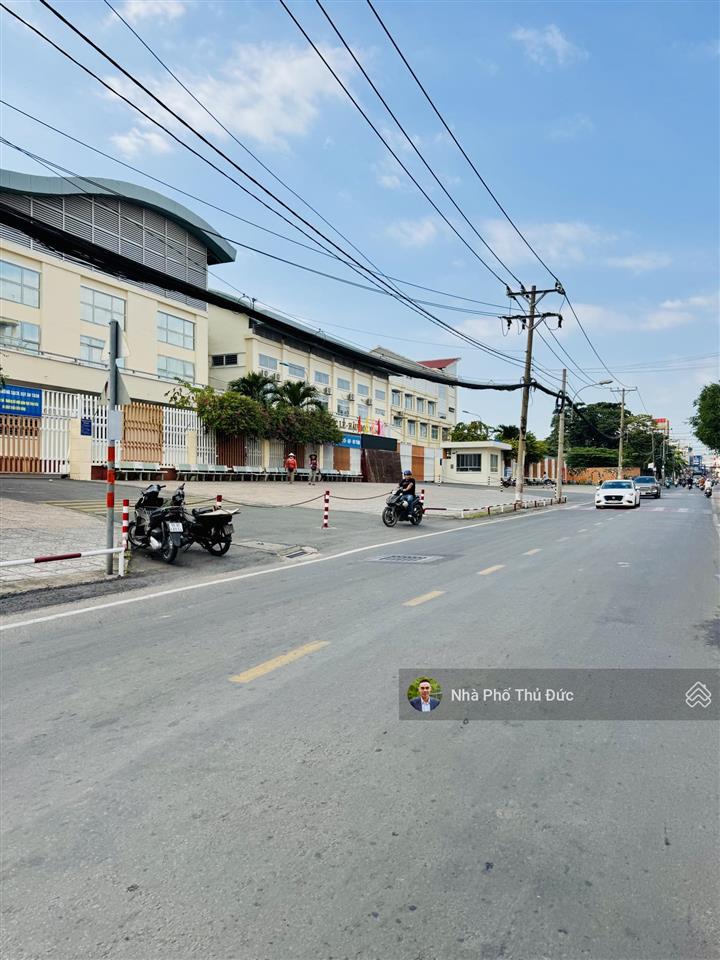 Bán nhà mặt tiền 3 tầng  sân đỗ ôtô  gần đỗ xuân hợp  metro