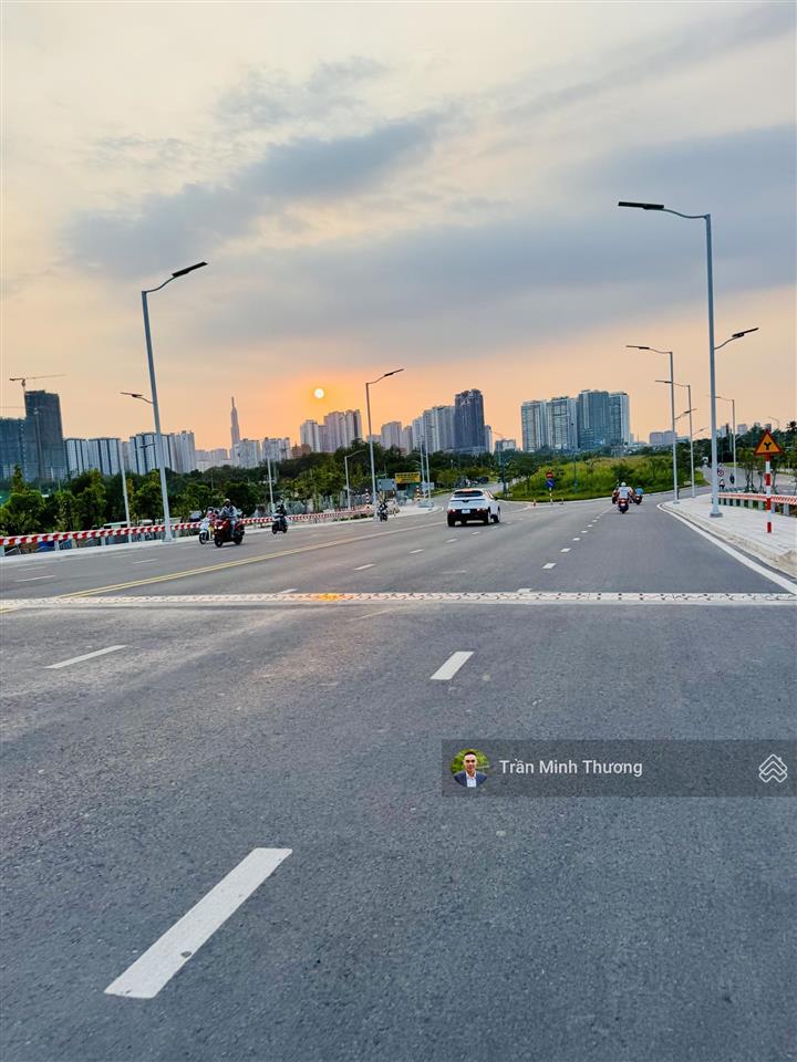 Bán nhà 3 tầng  ôtô đỗ cửa  gần liên phường  global city