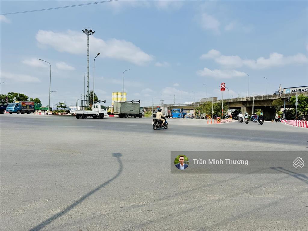 Bán nhà 3 tầng  sân ô tô  ngang 5m  sát quận 2  gần global city