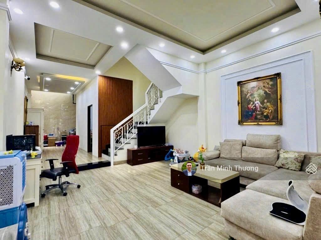 Bán nhà 3 tầng  sân ô tô  ngang 5m  sát quận 2  gần global city