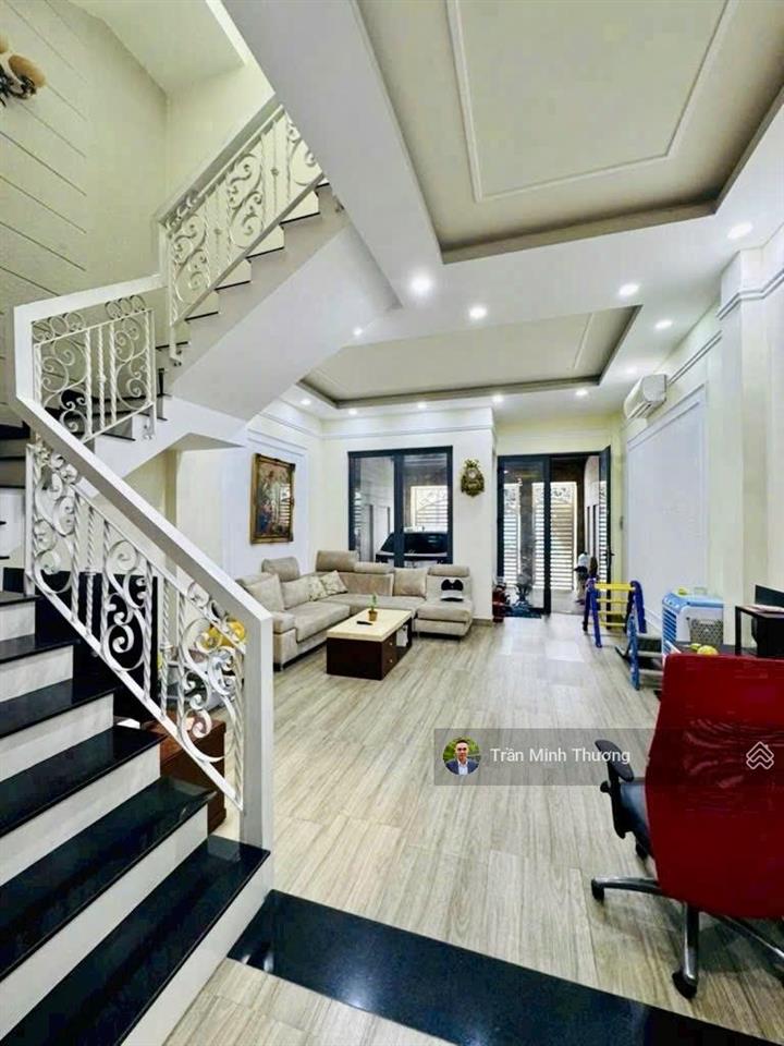 Bán nhà 3 tầng  sân ô tô  ngang 5m  sát quận 2  gần global city