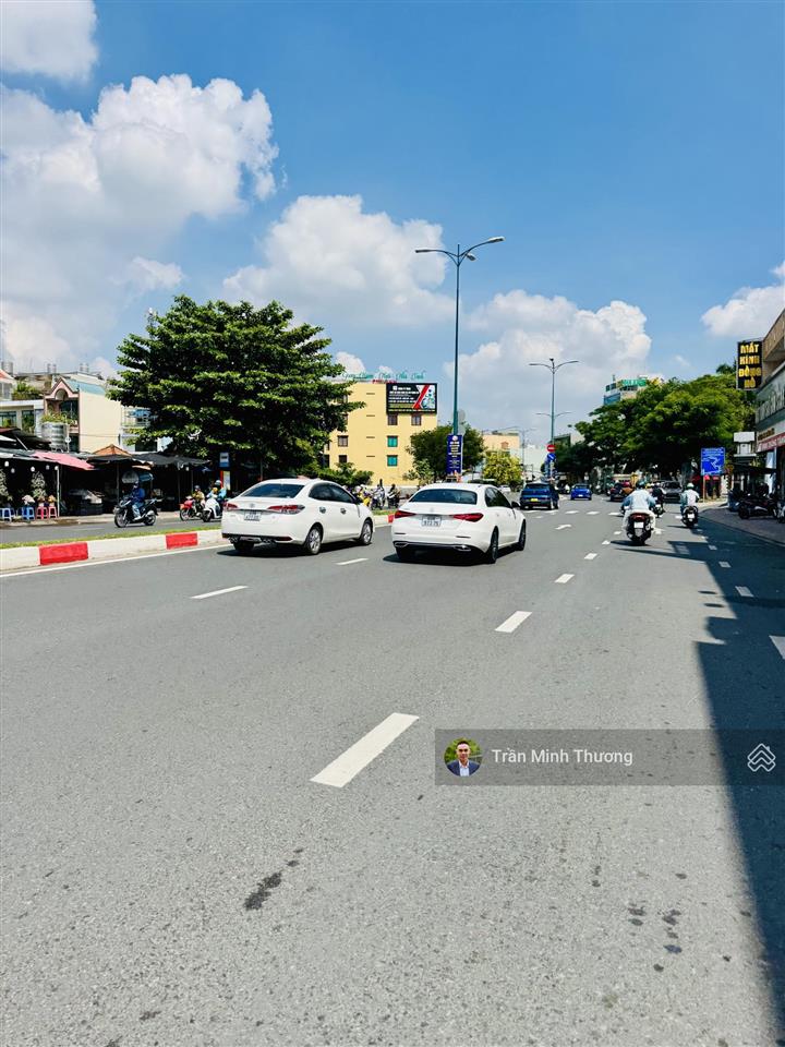 Bán nhà đẹp 2 mặt tiền  ô tô trong nhà  sát man thiện  lê văn việt