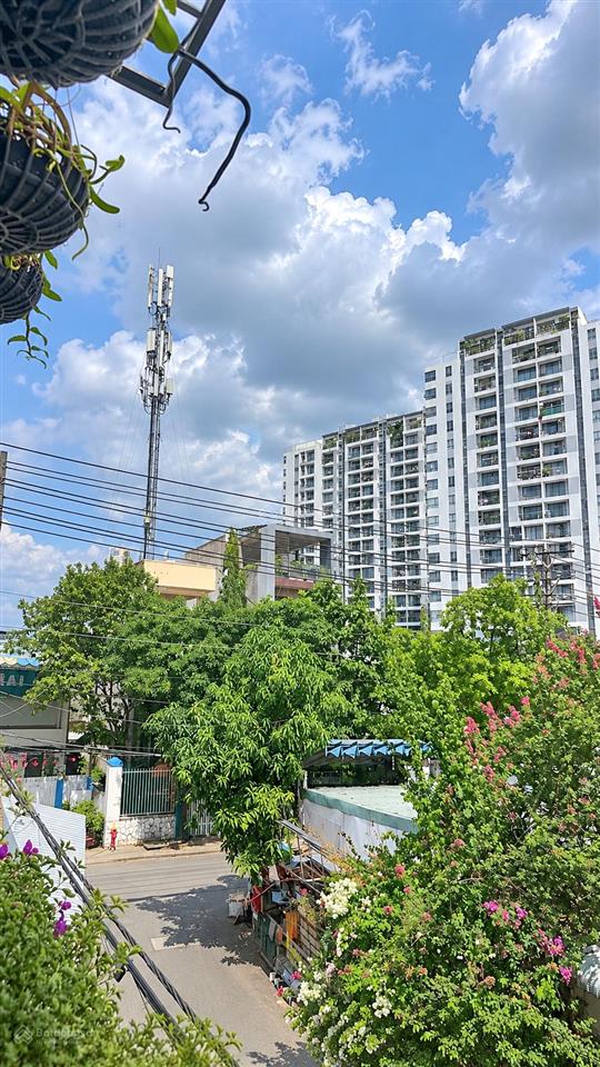 Nhà 3 tầng  ngang 5m  đường ô tô thông  giáp quận 2