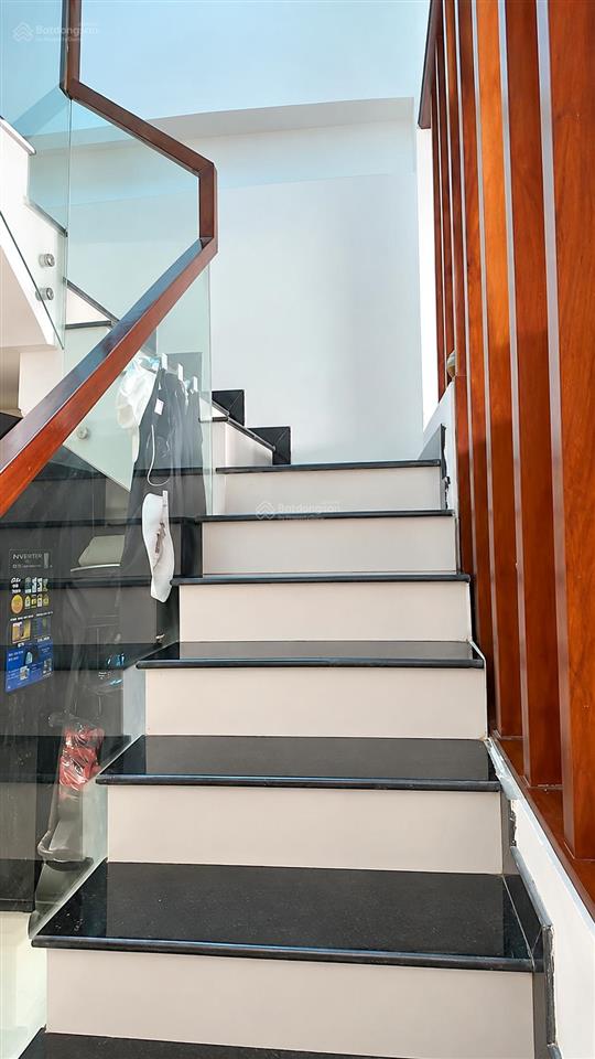 Nhà 3 tầng  ngang 5m  đường ô tô thông  giáp quận 2