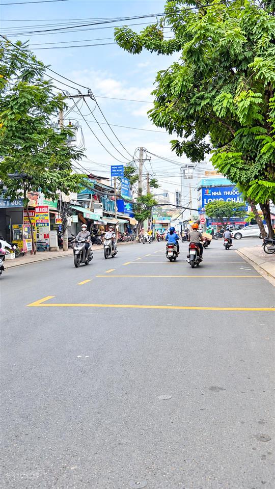 Lô góc 2 mặt tiền  ngang 7,8m  lê văn thịnh  gần nguyễn thị định  quận 2