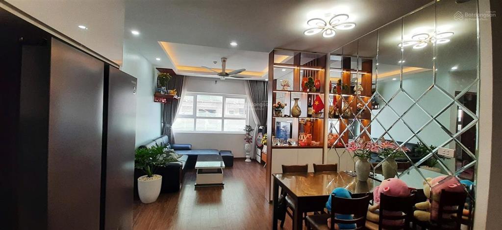 Bán căn góc 70m2 tầng trung đẹp  full nội thất