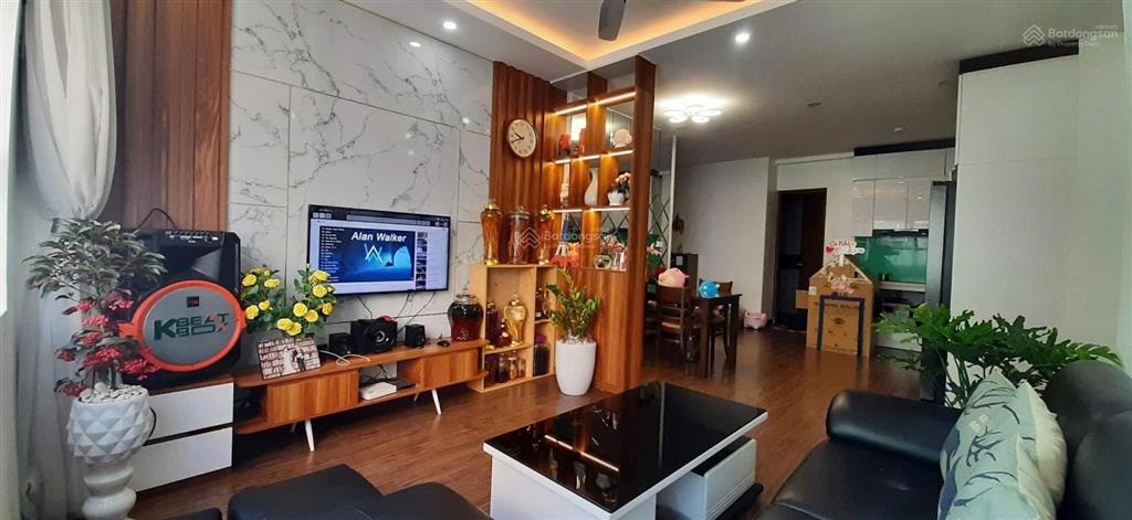 Bán căn góc 70m2 tầng trung đẹp  full nội thất