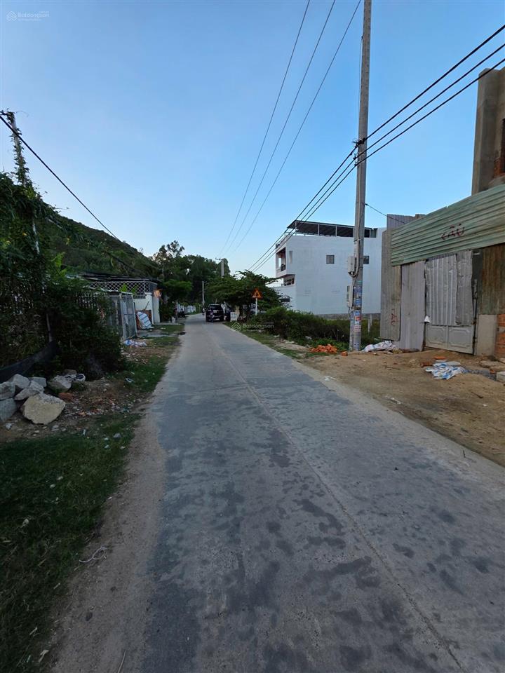 Bán lô đất mặt tiền đường hòn thơm dt 100m2 ngang 5m. cách cầu phú kiểng 700m, vành đai 3