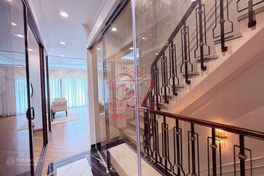 Bán nhà phố thương gia nguyễn thị thập, quận 7, thang máy nhập khẩu , garage ô tô thênh thang.