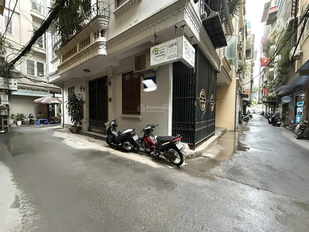 Gia đình chính chủ muốn bán căn nhà  lô góc 3 thoáng  2 mặt tiền trước sau  nhà đẹp