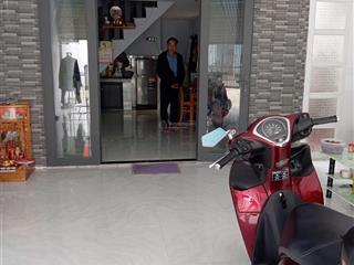 Nhà đẹp 2ty550 sổ hồng riêng ,đường xe tải, sân xe hơi dt 4*18 2 tầng