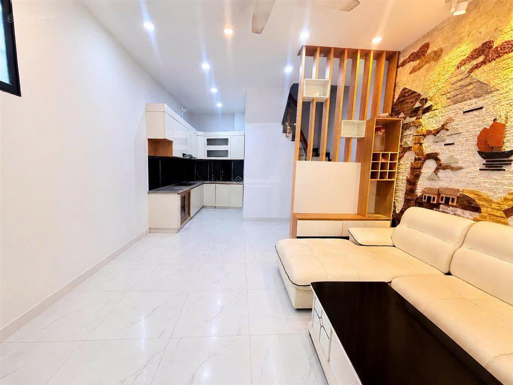 Nhà dân xây chắc chắn 4 tầng 41m2  lô góc  2 thoáng  ô tô vào nhà  chỉ 10.6 tỷ