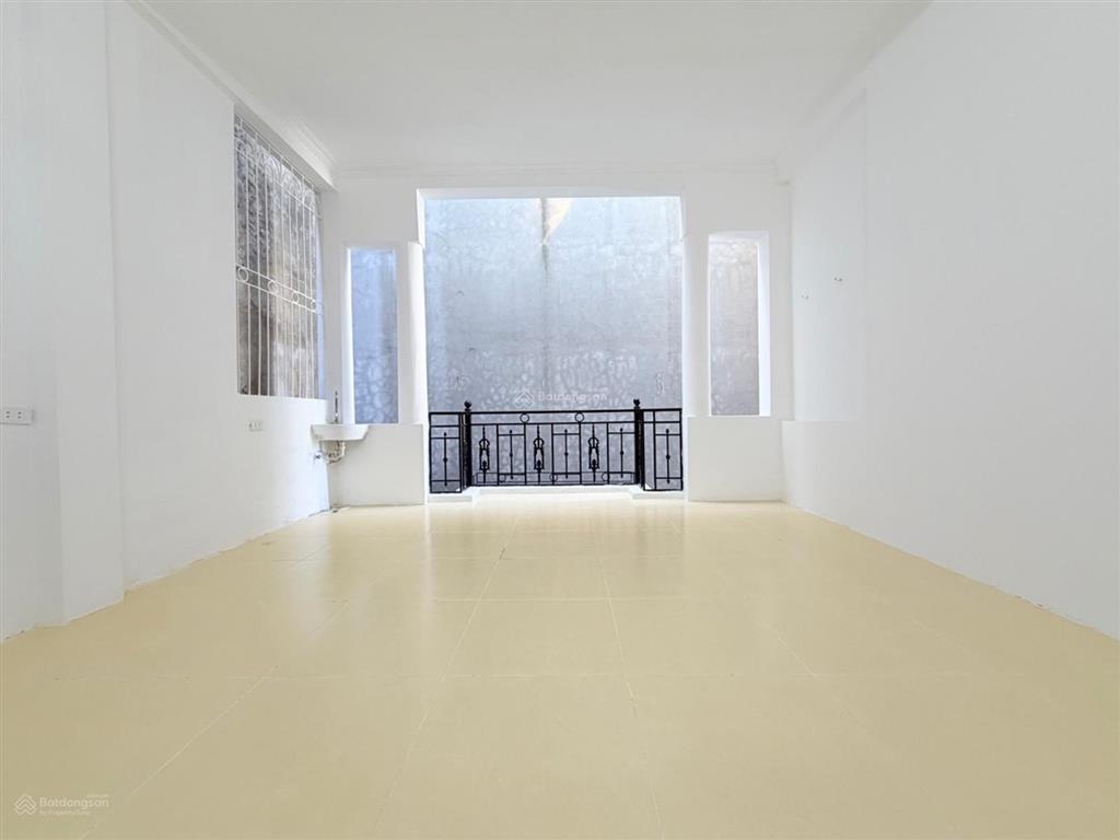 Cầu giấy 38/50m2  lô góc 3 thoáng  full nội thất  ở ngay  tương lai 9m ra ô tô tránh  chỉ 10.8