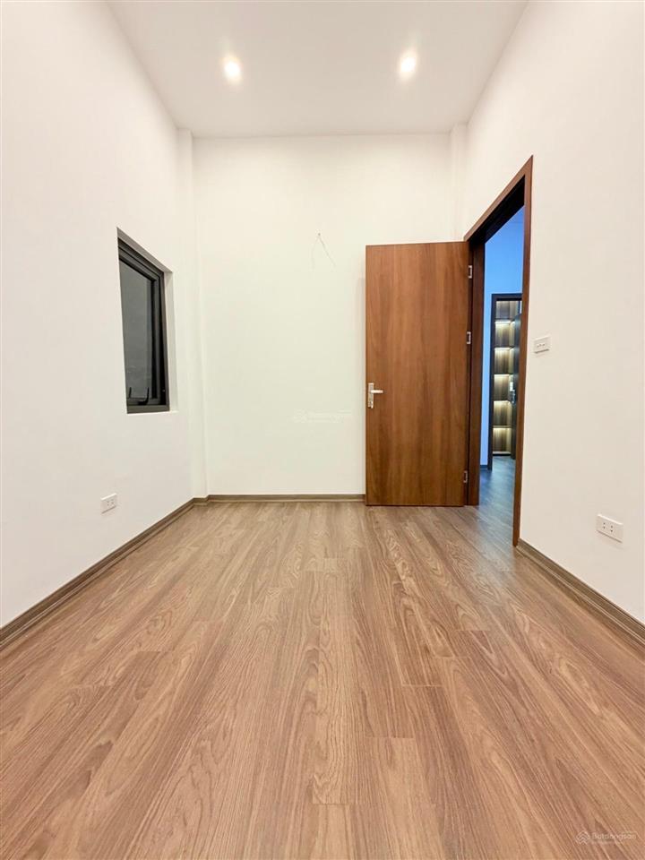 Cầu giấy 38/50m2  lô góc 3 thoáng  full nội thất  ở ngay  tương lai 9m ra ô tô tránh  chỉ 10.8