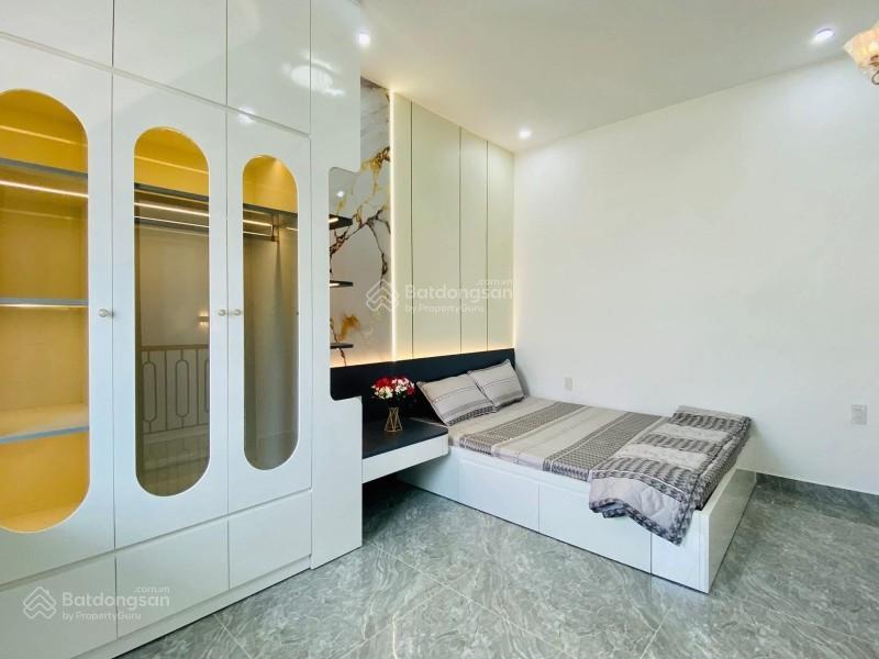 Nhà phố gò vấp ngay emart 2 . dt61m2 ( 5,5 x 11 )  3 tầng  4 pn  4 wc. giá 6,5 tỷ