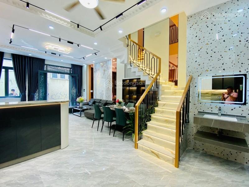 Nhà phố gò vấp ngay emart 2 . dt61m2 ( 5,5 x 11 )  3 tầng  4 pn  4 wc. giá 6,5 tỷ