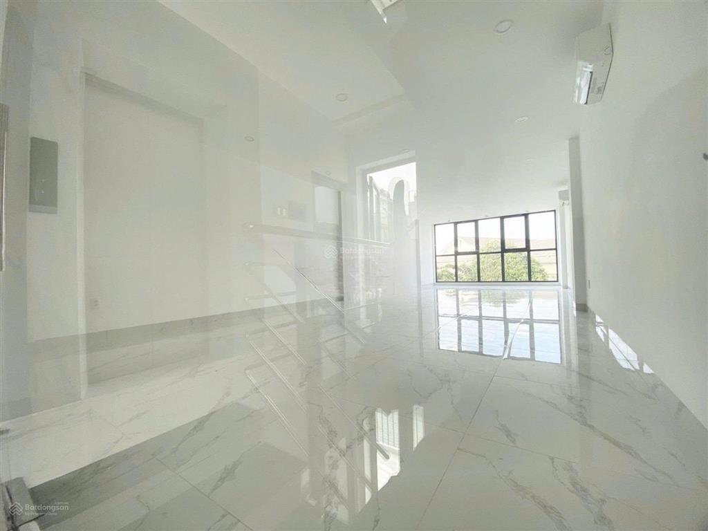 Cho thuê tòa nhà mặt tiền đường nguyễn quý đức